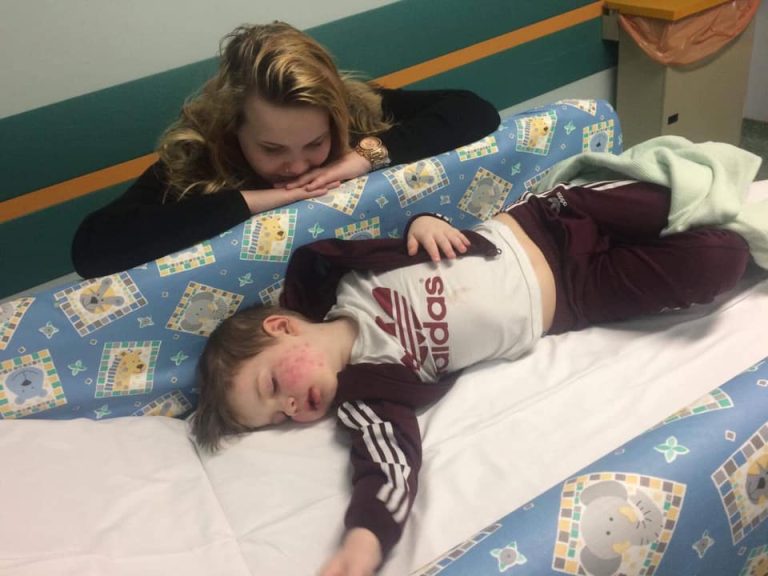 Madre relató cómo su hijo de 3 años casi quedó ciego tras contagiarse herpes por un beso