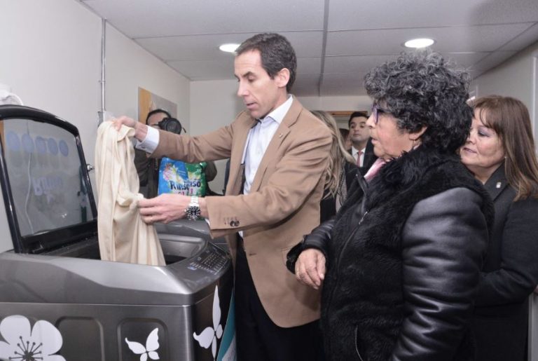 Lanzan programa Cargas Compartidas para que adultos mayores laven gratis su ropa