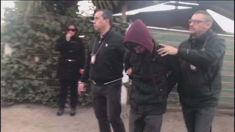 Detienen a dos jóvenes como posibles responsables de muerte de adolescente apuñalado más de 80 veces