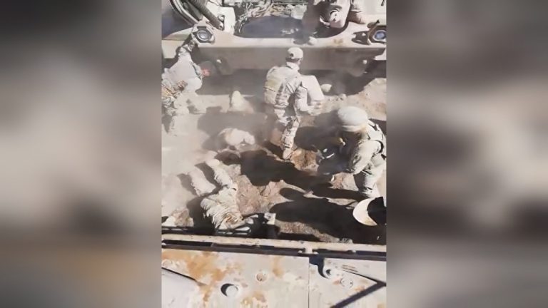 Video muestra “rito de iniciación” donde militares agreden a conscriptos: Les tiran tierra y los golpean con palas
