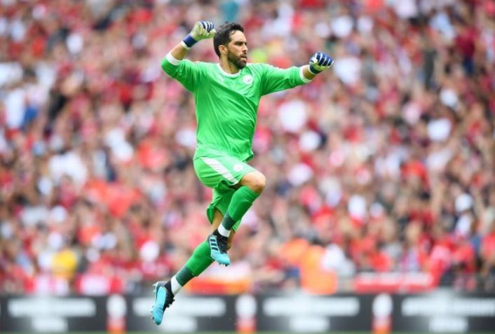 Claudio Bravo se lució en triunfo del Manchester City y les dio el primer título de la temporada