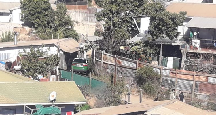 Hombre acusado de violencia intrafamiliar y disparar a Carabineros se encuentra prófugo en Viña del Mar