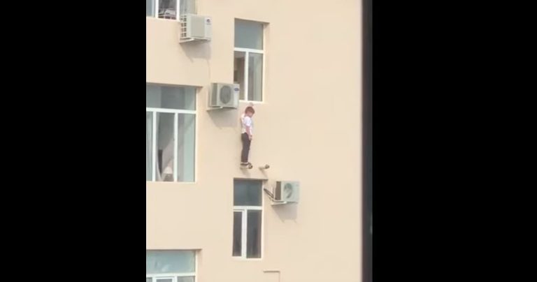 Captan impresionante rescate de niño que estaba a punto de caer desde edificio