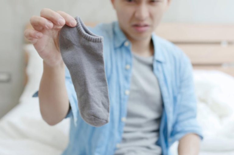 Chilenos crean máquina capaz de eliminar malos olores a la ropa usando rayos ultravioleta