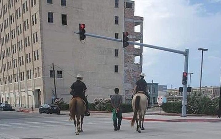 Indignación por fotografía de detención de un hombre negro que es comparada con imágenes de la esclavitud