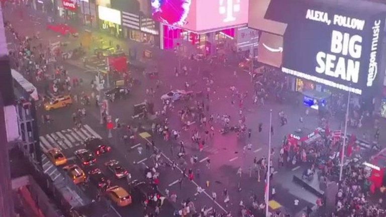 Estruendo de moto es confundido con nuevo tiroteo y provoca caótica reacción en Times Square