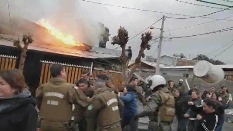 Violenta pelea entre vecinos terminó con tres casas quemadas en población de Puente Alto
