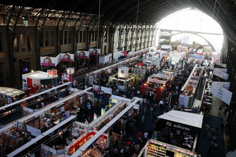Falsa alarma: Feria del Libro de Santiago no se moverá de la Estación Mapocho y se realizará en diciembre