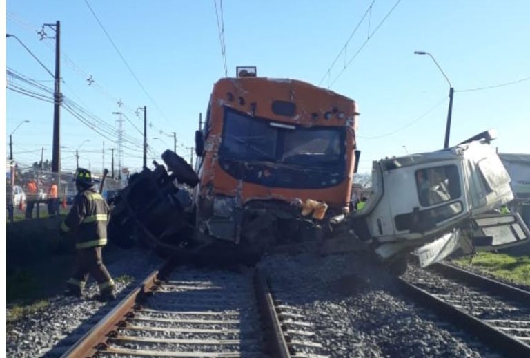 Camión se partió por la mitad en choque con Biotrén en Coronel: Dos personas murieron