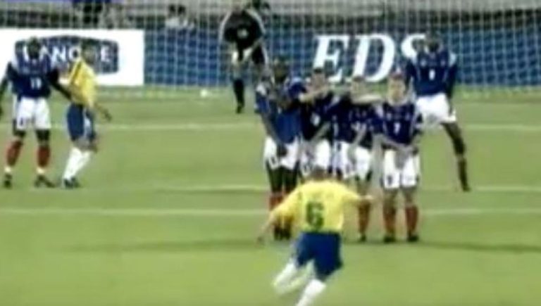 Roberto Carlos volvió a desafiar a la física y repitió su gol imposible