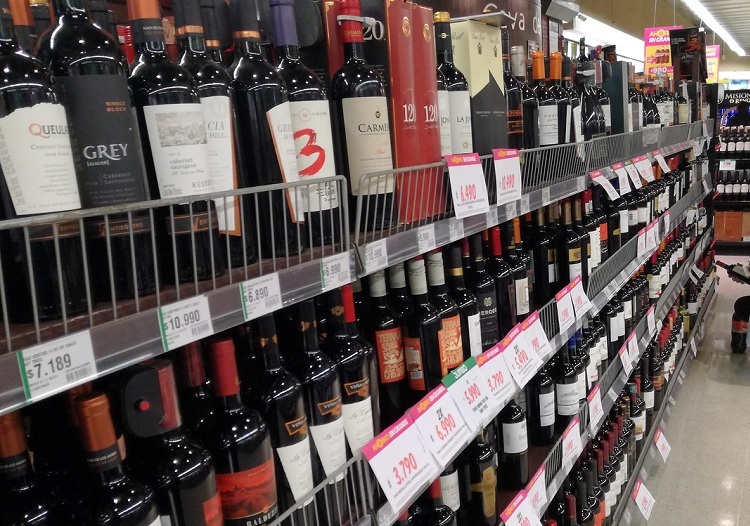 Las Condes contará con clientes encubiertos para fiscalizar la venta de alcohol a menores