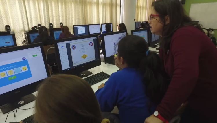 Como Netflix, pero de matemáticas: Plataforma busca mejorar rendimiento de niños con sesiones de 15 minutos diarios