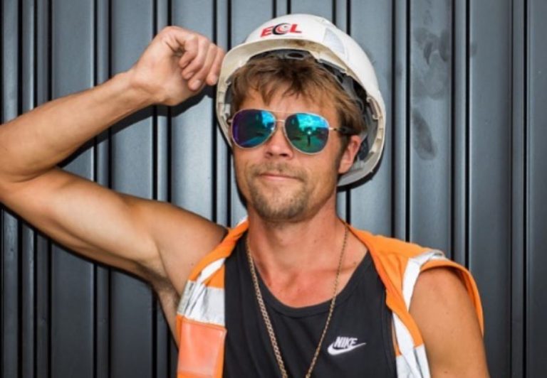Obrero la rompe en Instagram y hasta le piden autógrafos por su increíble parecido a Brad Pitt
