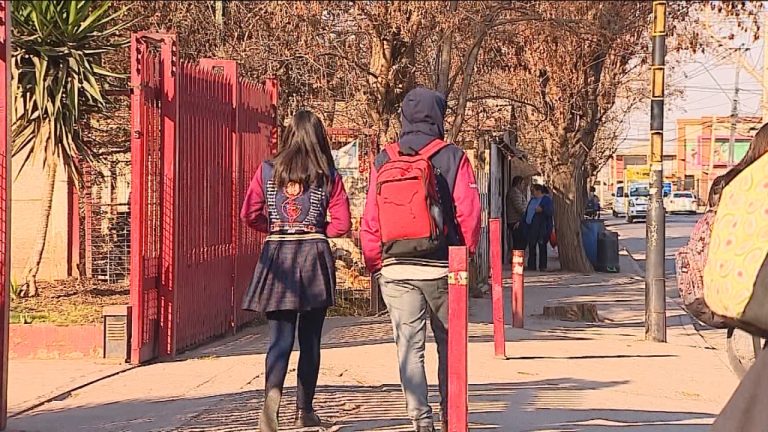 La polémica circular de colegio que prohíbe pololeo entre estudiantes con más de un año de diferencia