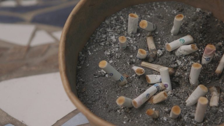 Puede contaminar hasta 100 litros de agua: Los desconocidos efectos tóxicos de las colillas de cigarrillos