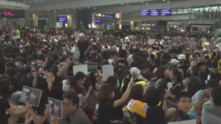 Aeropuerto de Hong Kong cancela todos los vuelos por protesta de miles de manifestantes