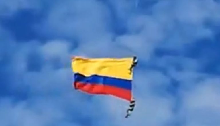 Soldados colombianos murieron tras caer desde gran altura: Iban colgados de un helicóptero