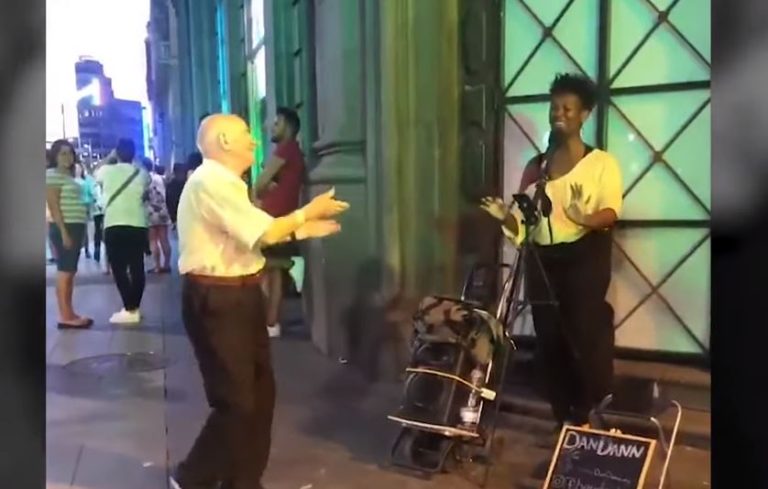Desde Metallica hasta Nina Simone: Anciano se vuelve viral por bailar al ritmo de los artistas callejeros