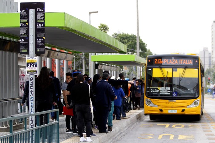 Impulsan plan piloto para instalar pantallas con información en paraderos y micros del Transantiago