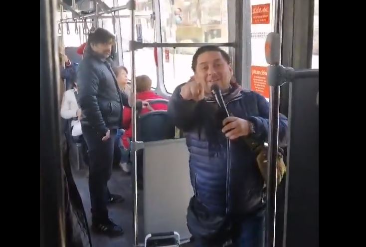 “Bienvenidos a mi escuelita”: Profesor de historia se hace viral por hacer clases en el Transantiago