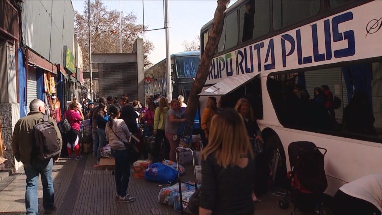 Buses de turismo utilizan la Alameda como terminal y se estacionan por horas