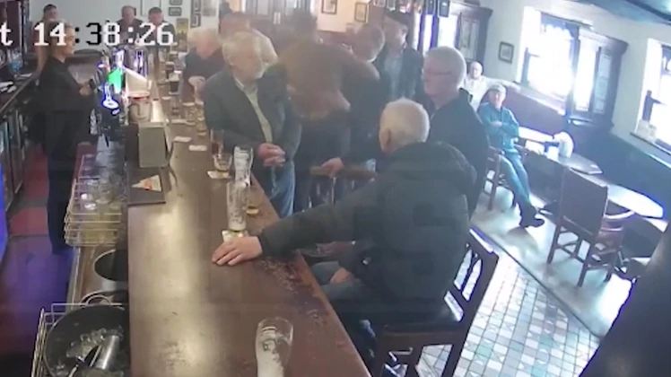 Revelan video en que Conor McGregor golpeó a un anciano quien rechazó un vaso de whisky