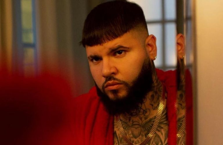 ¿Es pelado? Peluquín de Farruko salió volando en pleno concierto