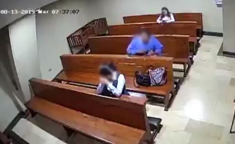 Sujeto le robó a una mujer que rezaba en una iglesia: Se persignó antes de escapar