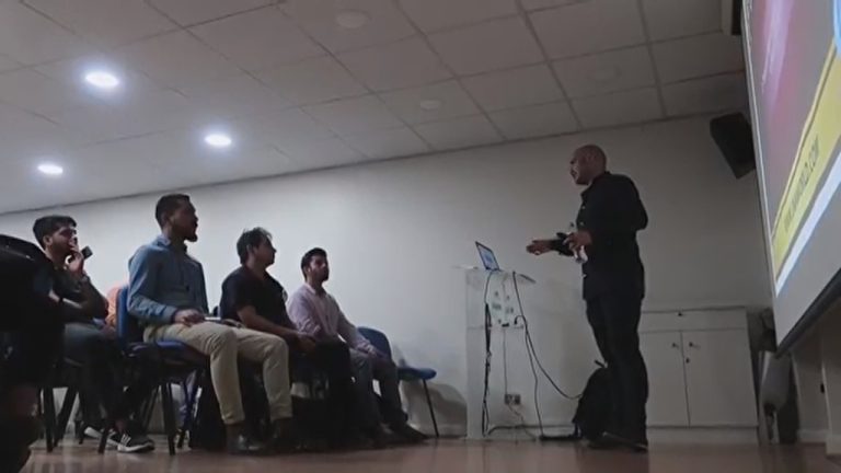 ¿Te cuesta seducir? En Chile hay academias que te enseñan el arte de la conquista