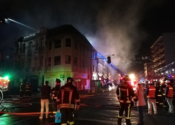 Incendio afectó edificios habitacionales y comerciales en Valparaíso
