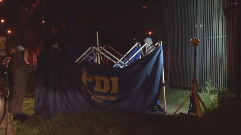 Adolescente fue encontrada con 18 puñaladas en Valdivia: La madre de su ex pololo lo entregó a Carabineros