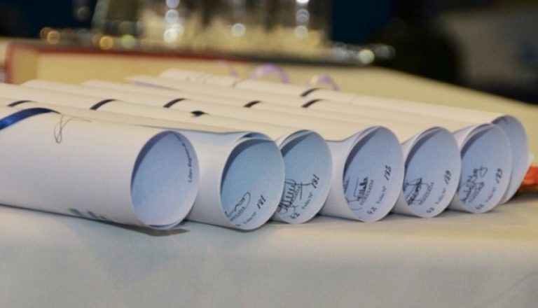 El simple trámite que permite que los diplomas chilenos sean reconocidos en el Reino Unido