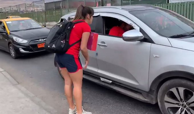 Andrónico Luksic anunció ayuda económica a seleccionada de handball que pedía dinero en las calles