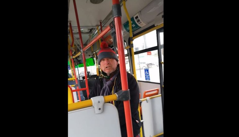 “Voy a pillarte”: Hombre amenaza a joven que denuncia haberlo visto masturbándose al lado de ella en Transantiago