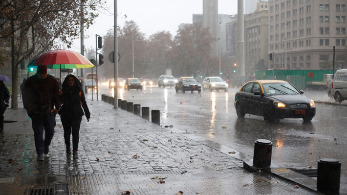 Meteorología anuncia lluvias y vientos para la tarde de este lunes en Santiago