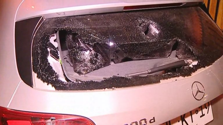 Gerente de Azul Azul sufrió ataque en casa de familiares: Le lanzaron piedras y una corona de flores