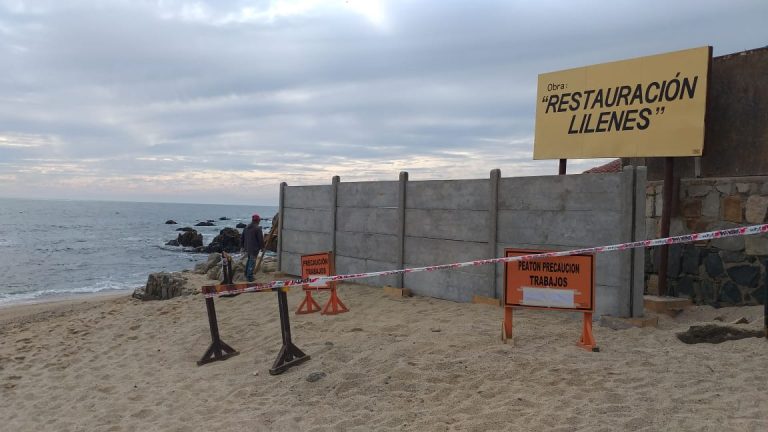 Dueño de terreno en playa de Concón volvió a levantar un muro luego que vecinos lo destruyeran