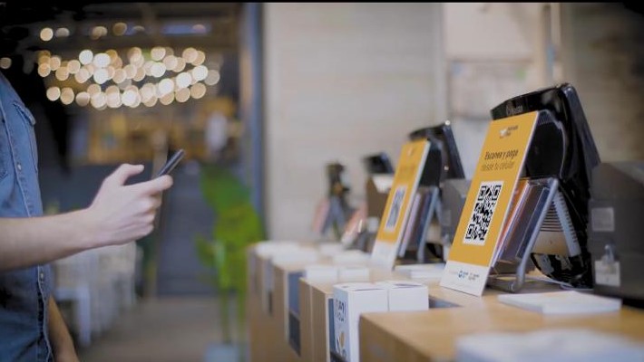Fácil, rápido y seguro: Nuevo sistema permite pagar en cientos de tiendas usando sólo el celular