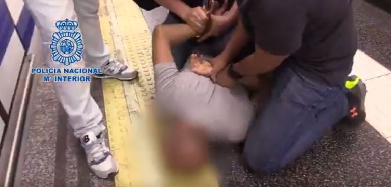 Así fue la detención de un hombre acusado de grabar la ropa interior de 555 mujeres y subirlas a un sitio porno