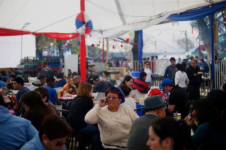 Precios, artistas y actividades: Todos los detalles de las fondas del Parque O'Higgins de este año