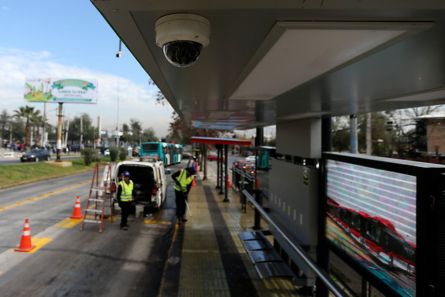 Gobierno anuncia plan de renovación y mantenimiento de más de nueve mil paraderos de la Región Metropolitana