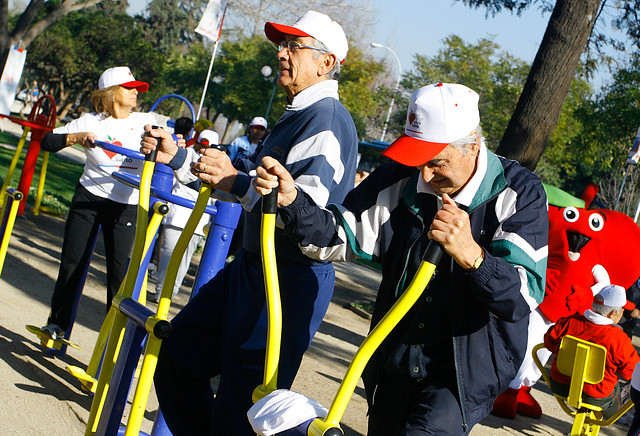 Expertos entregan consejos para contrarrestar riesgos cardiovasculares para personas sedentarias