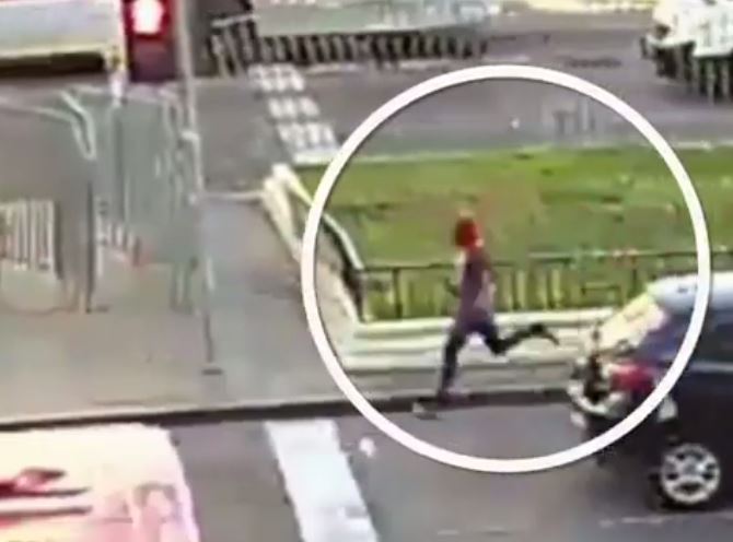 “Estúpido y sensual Spiderman” atrapó a delincuente que robó un celular en pleno centro de Santiago