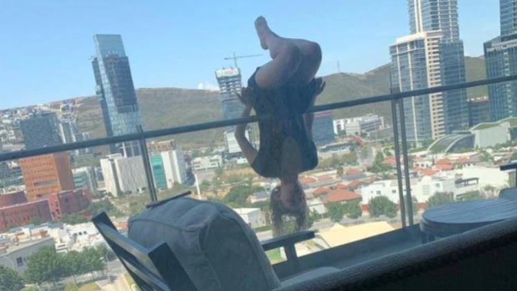 Joven cayó 25 metros y se fracturó 100 huesos tras arriesgada posición de yoga en el balcón