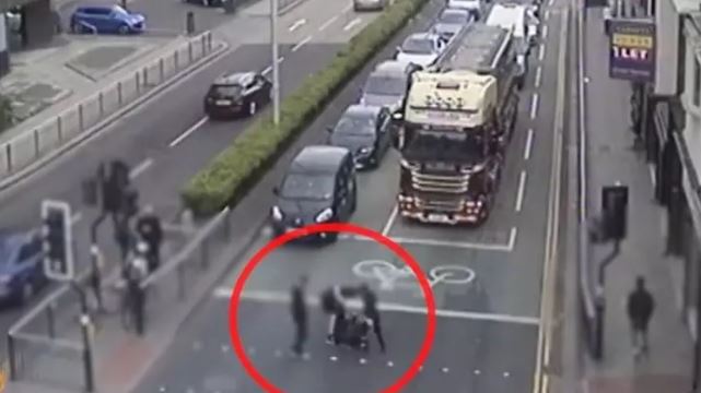 Joven defiende de asalto a jubilada de 86 años: La botaron al suelo y se golpeó la cabeza