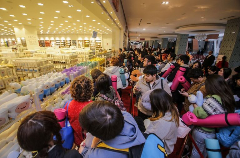 Más de 200 personas hicieron fila esperando la apertura de Miniso, la tienda de diseño japonés que llegó a Santiago