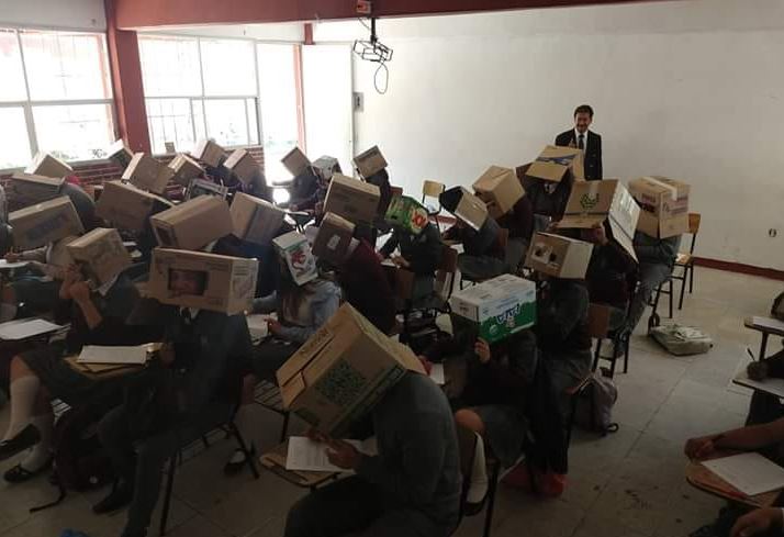 Profesor puso caja de cartón en la cabeza de sus alumnos para que no se copien