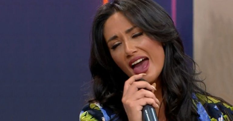 Pamela Díaz cantó clásico tema a dúo con imitadora de Ana Gabriel