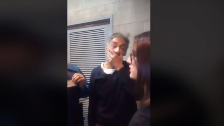 Difunden video del momento en que hombre que manoseó a una joven en el metro lo reconoce todo