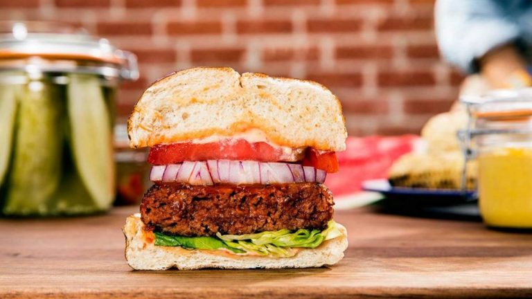 Beyond Meat, la carne hecha con vegetales que se gana su espacio entre las hamburguesas en Chile